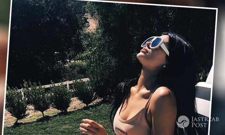Kylie Jenner w kostiumie kąpielowym MISBHV i okularach przeciwsłonecznych Stella McCartney