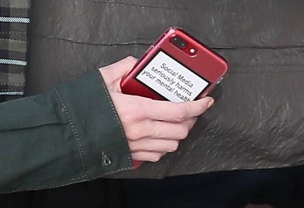 Gigi Hadid z obudową na telefon z ważnym przesłaniem