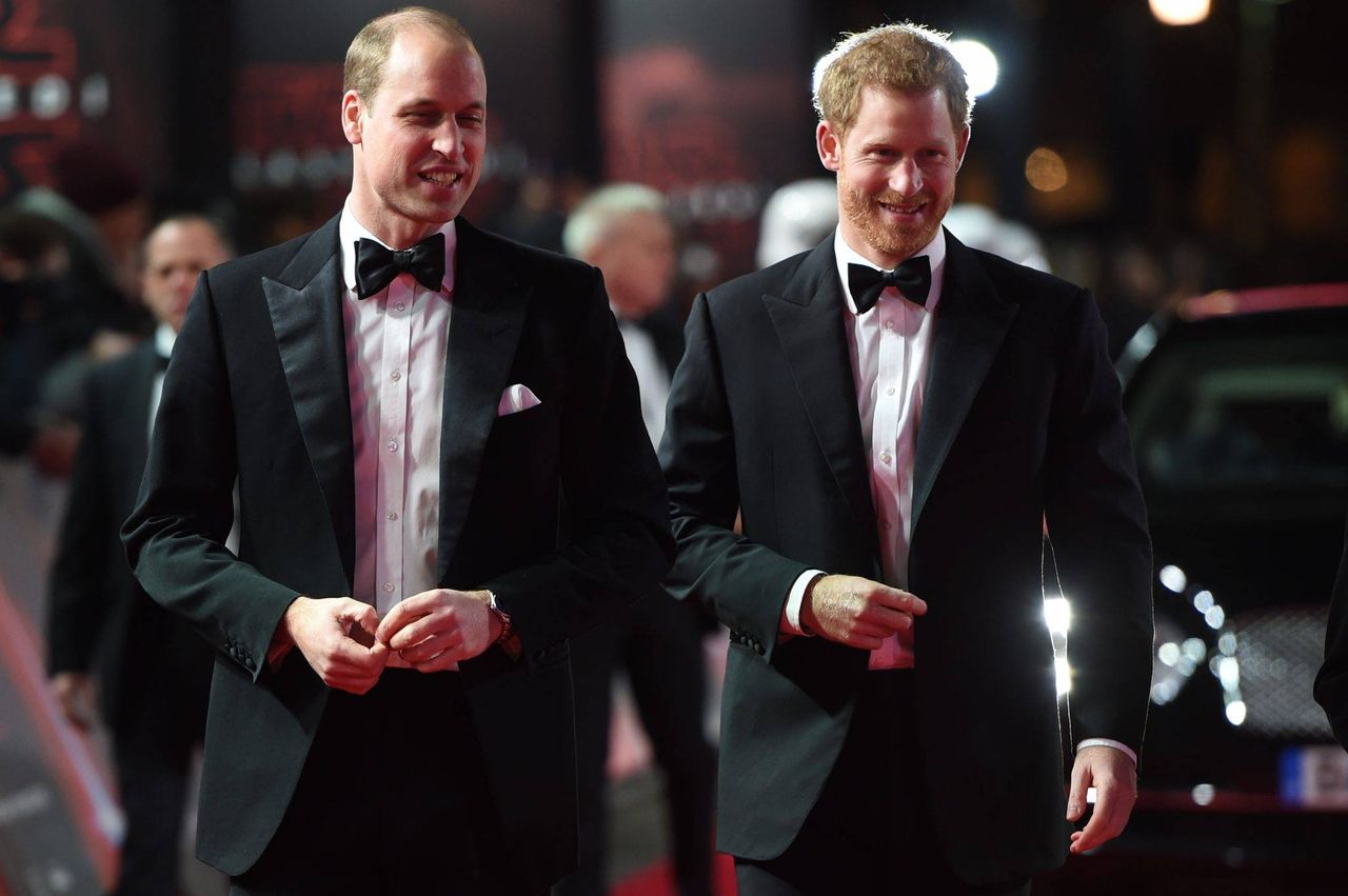 Książę Harry i książę William na premierze filmu Gwiezdne WojnyThe Duke of Cambridge and Prince Harry attend 
The European Premiere of Star Wars: The Last Jedi, at the Royal Albert Hall on Tuesday, December 12. The premiere is hosted in aid of The Royal Foundation of The Duke and Duchess of Cambridge and Prince Harry.