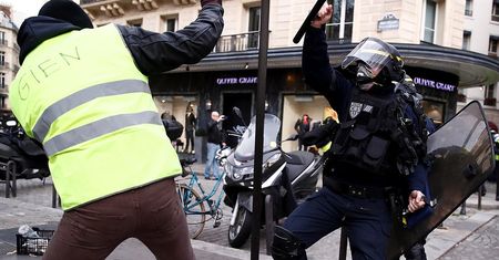 Zamieszki w Lyonie po wypadku 13-latka na skuterze. Protestujący winią policjantów