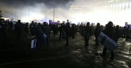 Kazachstan: „Wracamy do domu” – rosyjscy turyści ewakuują się z Ałmaty do Moskwy