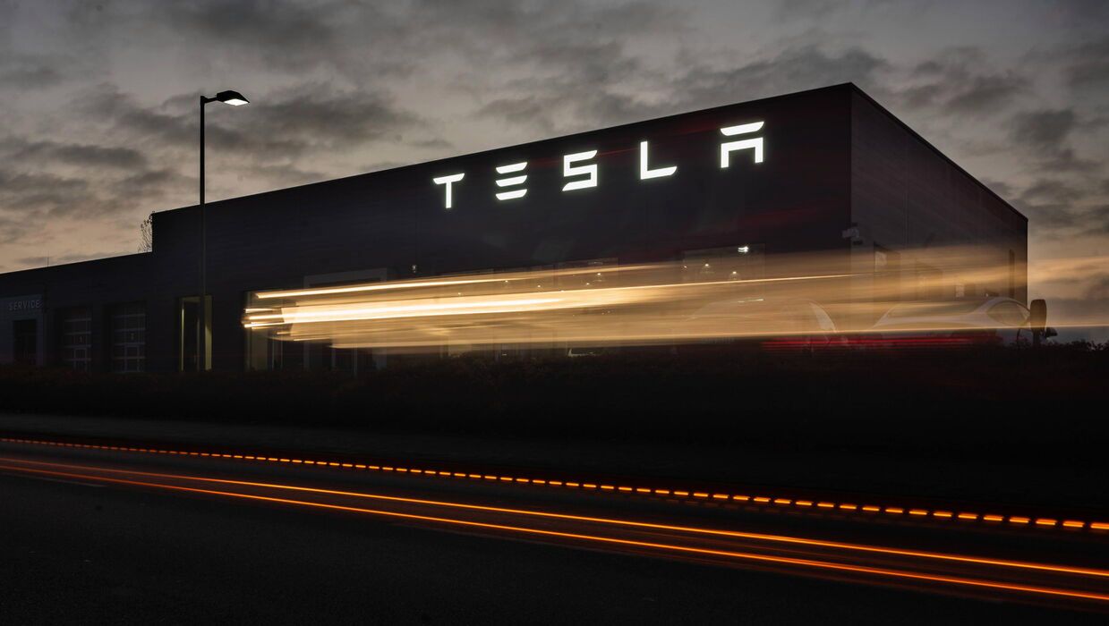 <p>12 November 2021, Lower Saxony, Hanover: Cars drive past a dealership of the electric car manufacturer Tesla (long shutter speed shot). Tesla&#8217;s stock has gained about 50 percent since the beginning of the year. Tesla is now worth more than a trillion dollars on the stock market. Photo: Julian Stratenschulte/dpa<br />
Dostawca: PAP/DPA.</p>