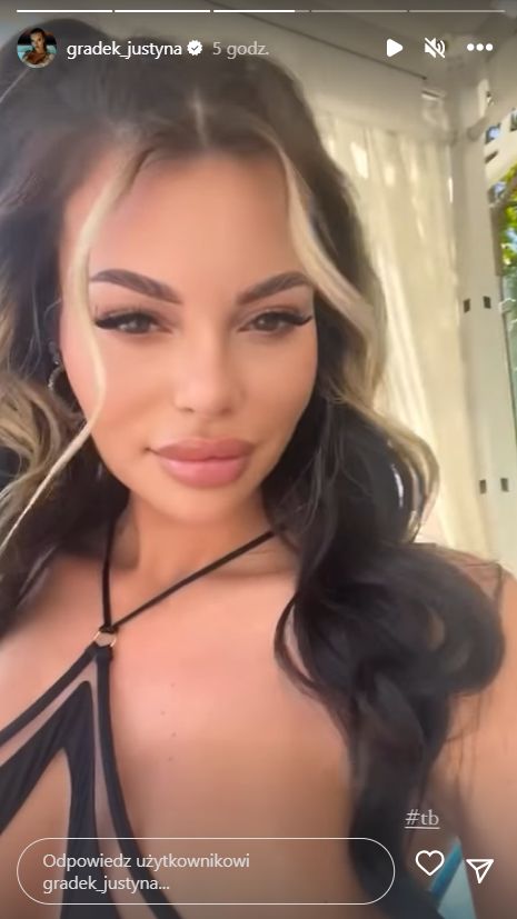 Justyna Gradek w za małym bikini z wycięciami