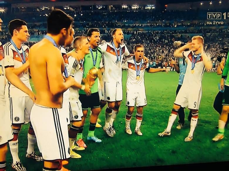 Niemcy wygrali Mundial - puchar jak puchar, ale musicie zobaczyć torbę w jakiej został przywieziony! Wideo!