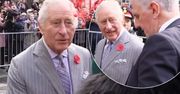 Atak na króla Karola III. Mężczyzna w tłumie wycelował w stronę monarchy. Jest nagranie całego zajścia