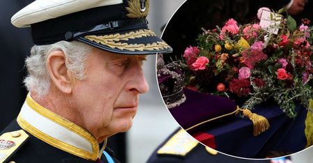 Król Karol III płacze nad trumną matki. Zostawił dla niej przejmującą notatkę, której treść wyciska łzy