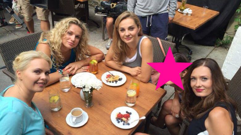 Anita Sokołowska, Agnieszka Sienkiewicz, Magdalena Stużyńska, Joanna Liszowska, Małgorzata Socha na planie serialu Przyjaciółki
Fotografia: screen z Facebook.com