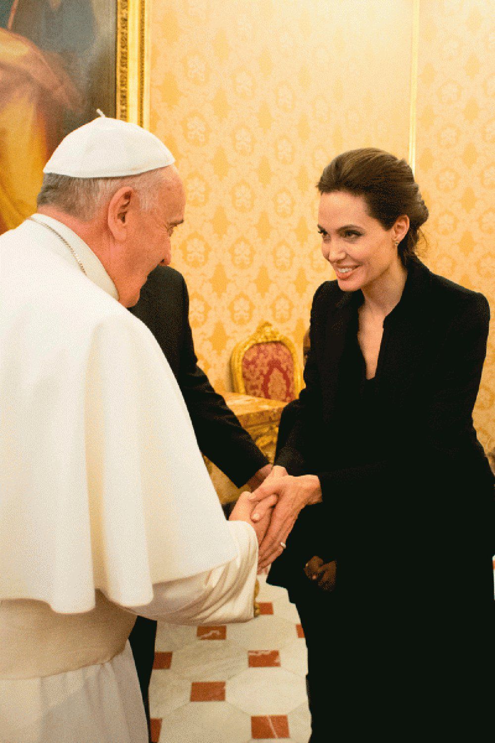 Angelina Jolie z papieżem Franciszkiem Fot. screen z assets.instyle.co.uk