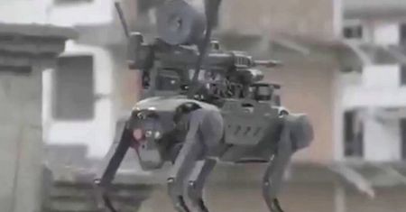 Powietrzne psy szturmowe: chiński wykonawca wojskowy przedstawia latającego robota uzbrojonego w karabin maszynowy