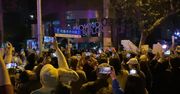 Chiny: Bariery uliczne zainstalowane w Szanghaju podczas protestów związanych z ograniczeniami COVID w całym kraju