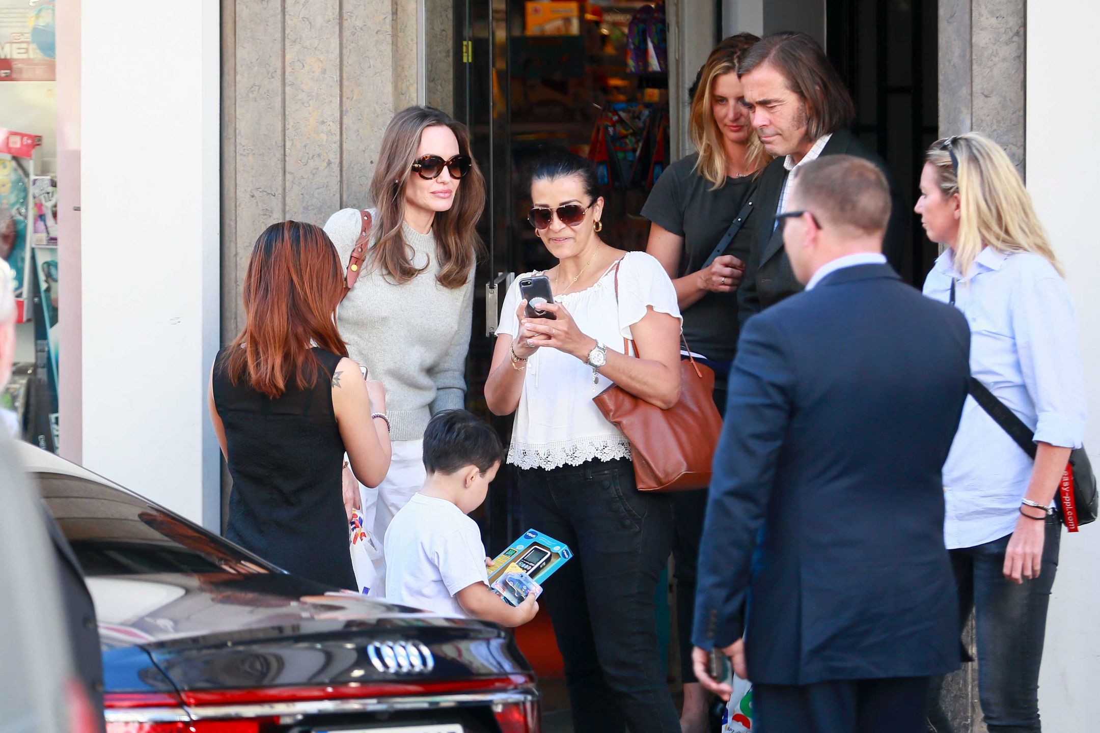 Angelina Jolie na ulicach Paryża kupiła chłopcu zabawkę