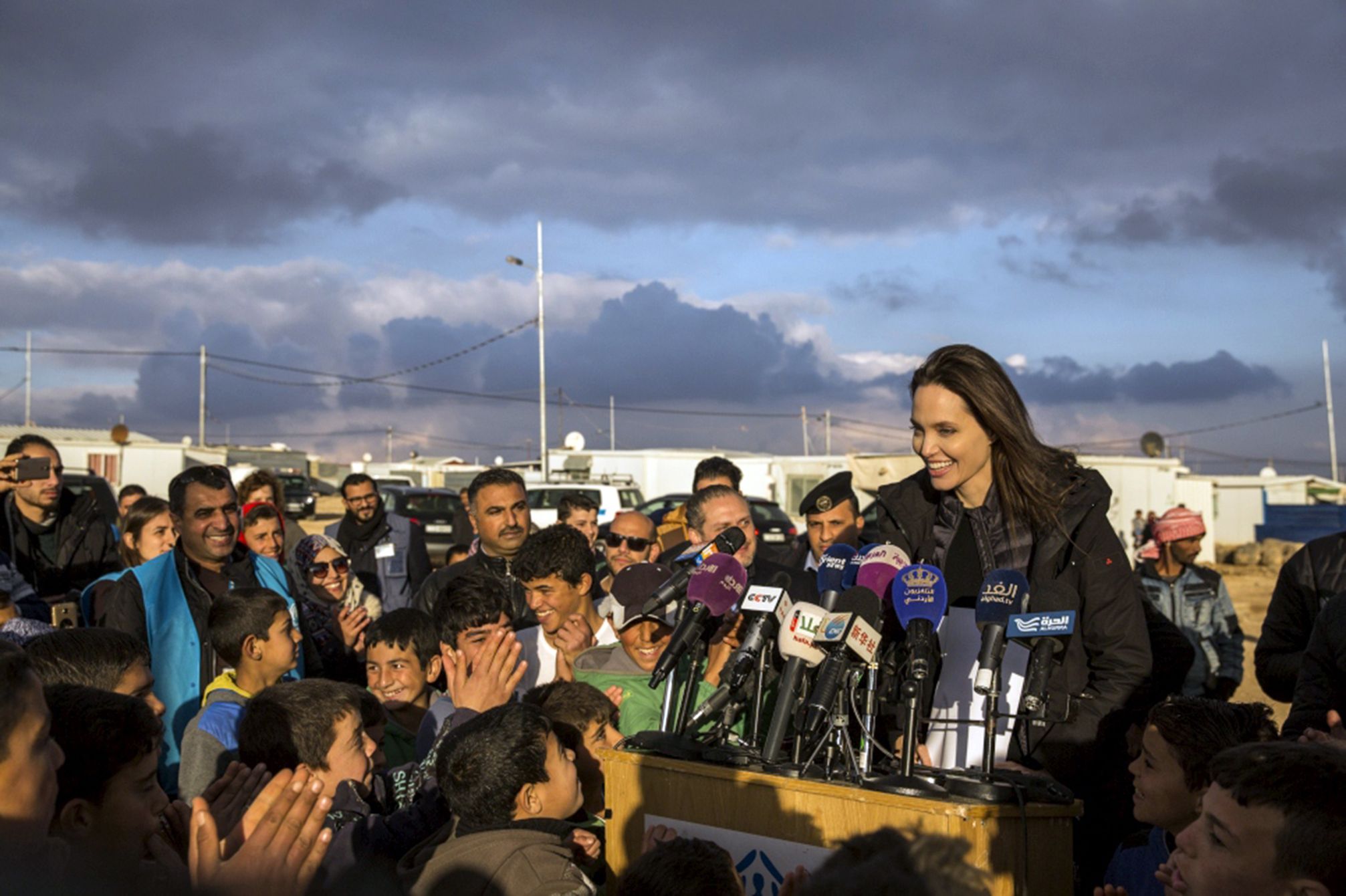 Angelina Jolie z córkami w obozie dla uchodźców w Jordanii