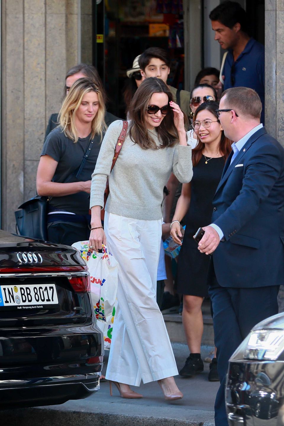 Angelina Jolie na ulicach Paryża kupiła chłopcu zabawkę