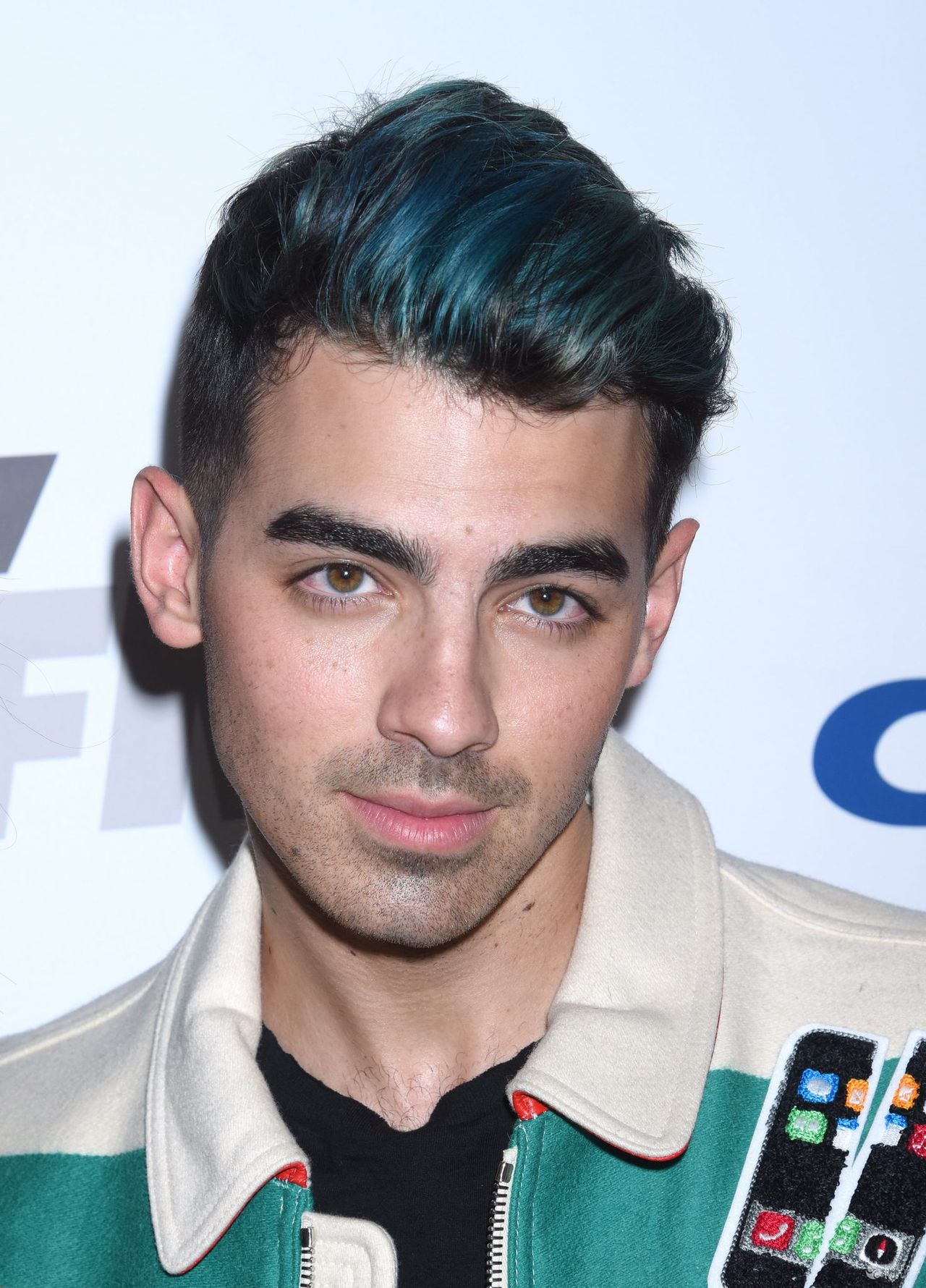 Joe Jonas z niebieskimi włosami, grudzień 2015 (fot. ONS)