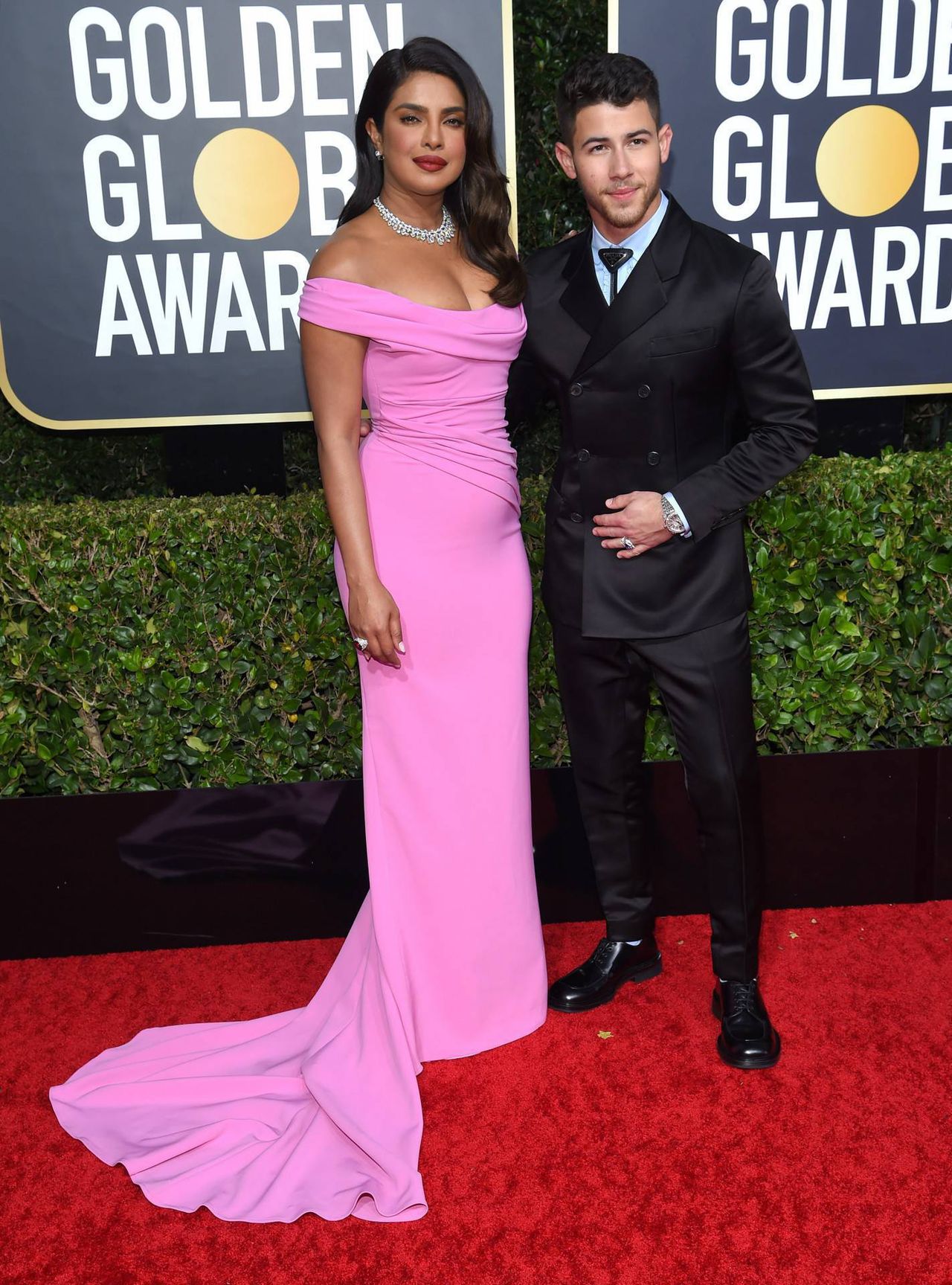 Priyanka Chopra i Nick Jonas – Złote Globy 2020, kreacja: Yves Saint Laurent