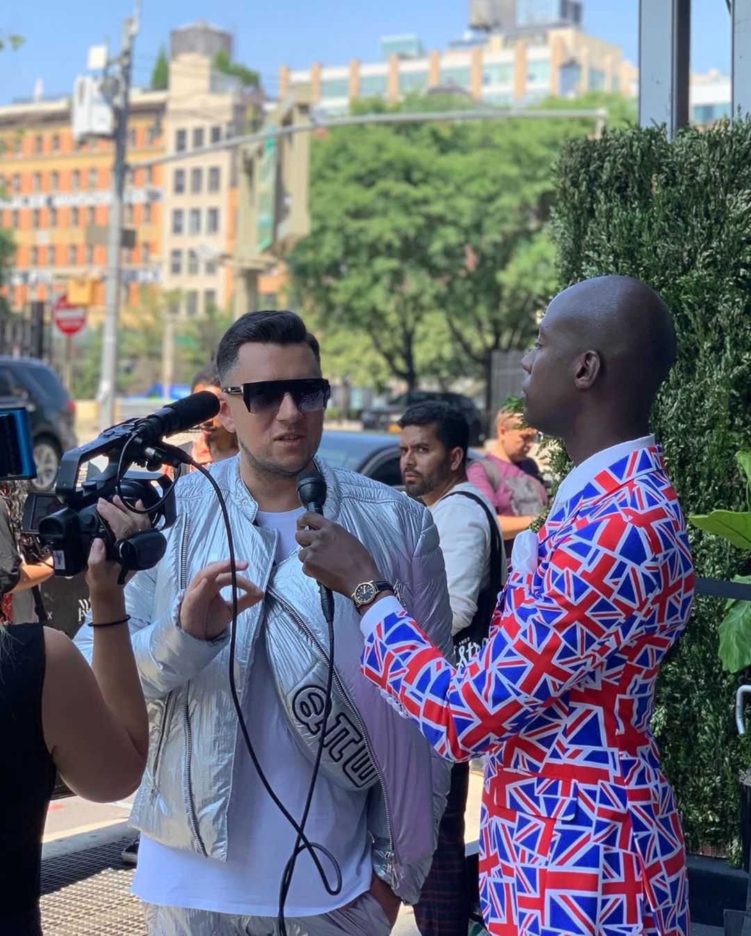 Łukasz Kędzior w srebrnej stylizacji - New York Fashion Week 2019