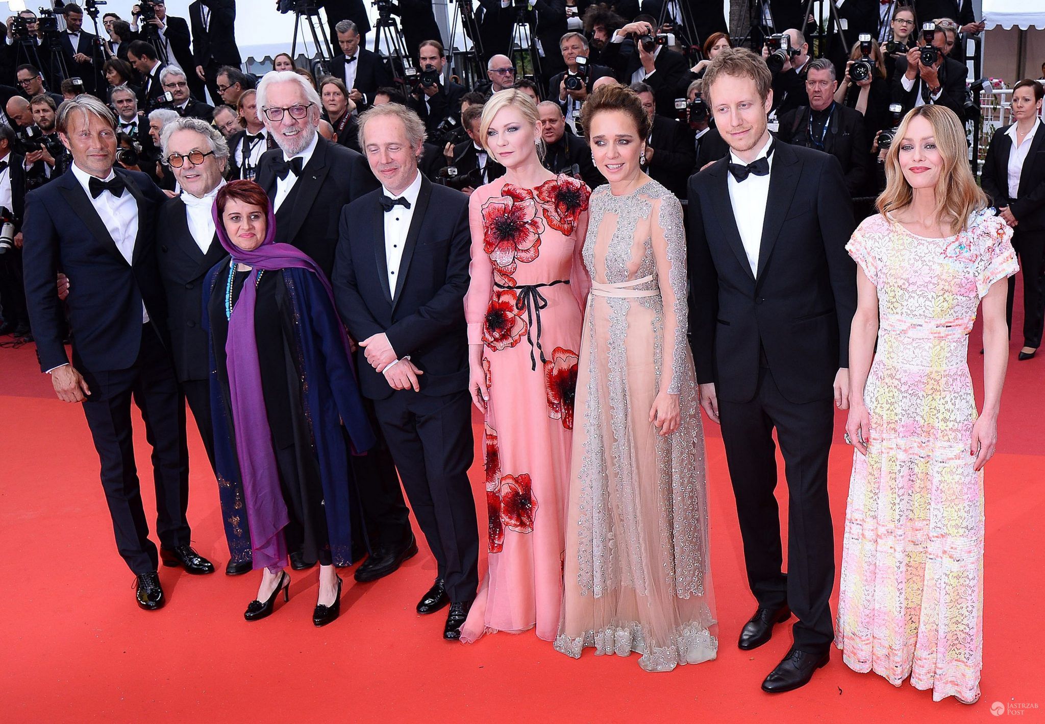 Gala otwarcia Cannes 2016: jury festiwalu. Od lewej: Mads Mikkelsen, George Miller, Katayoon Shahabi, Donald Sutherland, Arnaud Desplechin, Kirsten Dunst, Valeria Golino, Laszlo Nemes, Vanessa Paradis (fot. ONS)