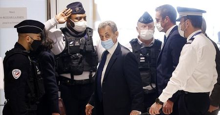 Były prezydent Francji N. Sarkozy skazany na trzy lata więzienia.
