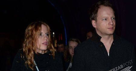 Maciej Stuhr po raz pierwszy na salonach z nową partnerką. Katarzyna przyszła o kulach... [zdjęcia]