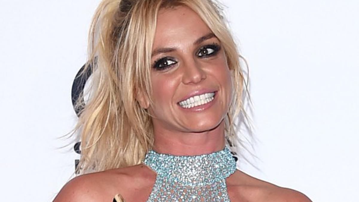 Britney Spears zrzuciła bieliznę i wskoczyła do basenu. Roznegliżowane zdjęcia ze wszystkich stron zniesmaczyły fanów: "Coraz bardziej szalona"