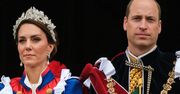 William i Kate podczas koronacji dyskretnie zasygnalizowali, jaki kraj teraz odwiedzą. Też to zauważyliście?