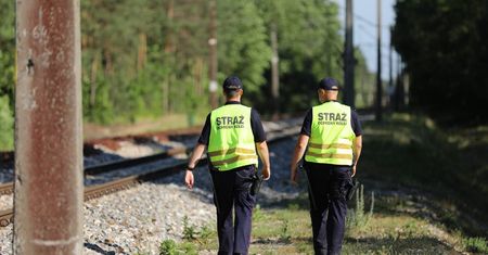 Kradł metalowe elementy nieczynnej stacji kolejowej. “Wpadł” przez monitoring