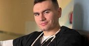 Conan Kaźmierski z ręką w gipsie. Jedni życzą mu zdrowia, inni drwią. "Mam nadzieję, że nie za ciasny"