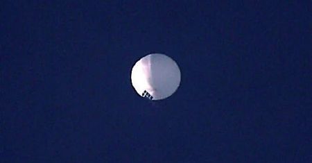 Czy Pentagon śledzi chiński balon szpiegowski lecący nad USA?
