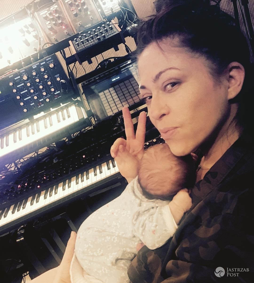 Natalia Kukulska karmi piersią córeczkę na planie teledysku