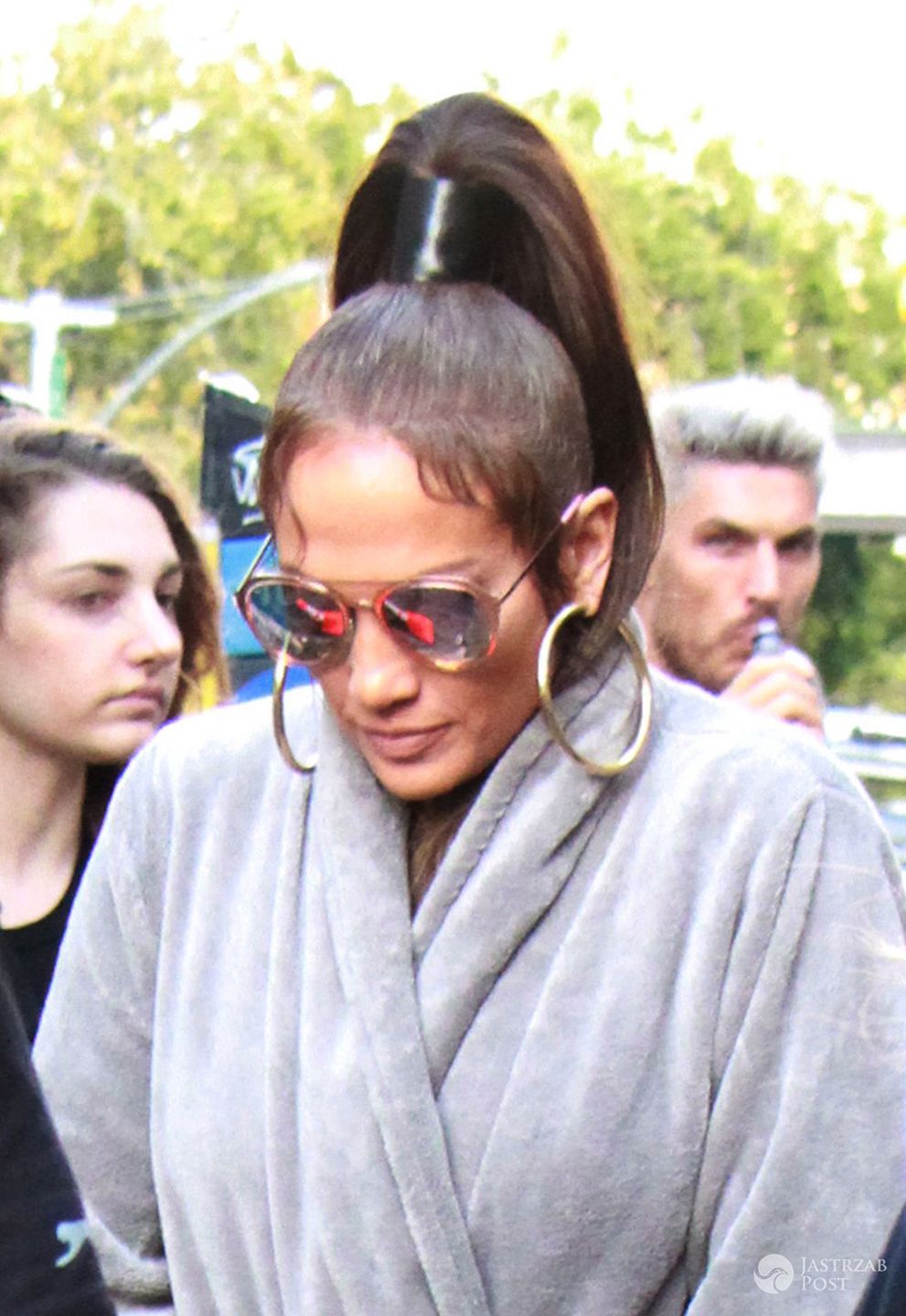 Jennifer Lopez w szlafroku na środku ulicy