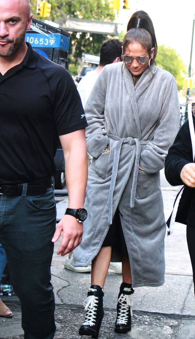 Jennifer Lopez w szlafroku na środku ulicy