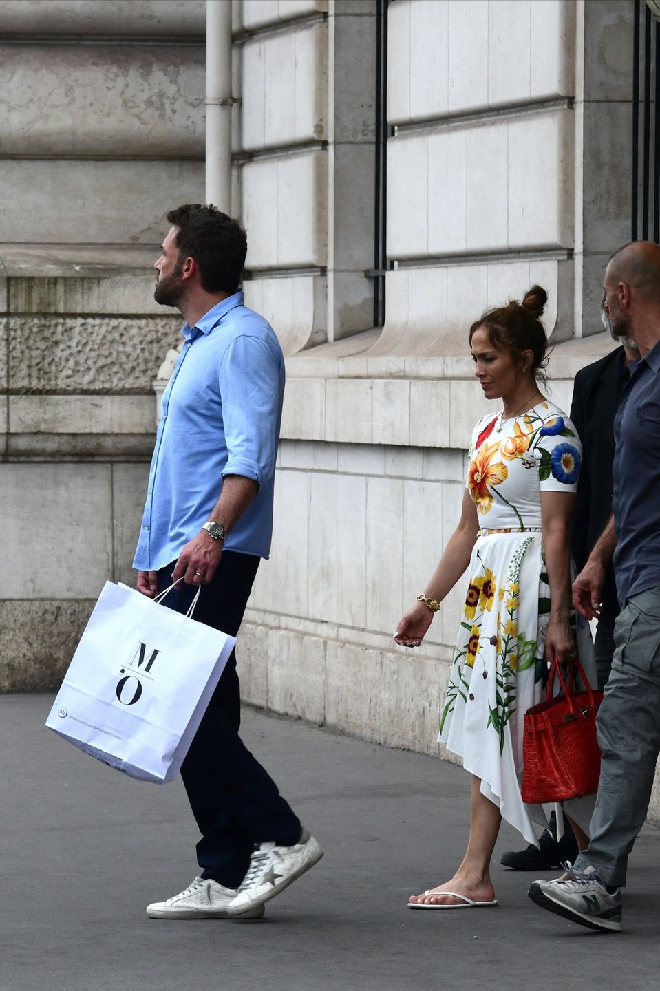 Semi-exclusif - Ben Affleck et sa femme Jennifer Affleck (Lopez) quittent l’hôtel Crillon avec leurs filles respectives Seraphina, Violet et Emme pour aller dîner au restaurant Gigi lors de leur lune de miel ŕ Paris le 22 juillet 2022. Veuillez flouter le visage de l’enfant avant publication Semi-exclusive - Ben Affleck and his wife Jennifer Affleck (Lopez) leave the Crillon hotel with their respective daughters Seraphina, Violet and Emme to go to dinner at the Gigi restaurant during their honeymoon in Paris on July 22, 2022.