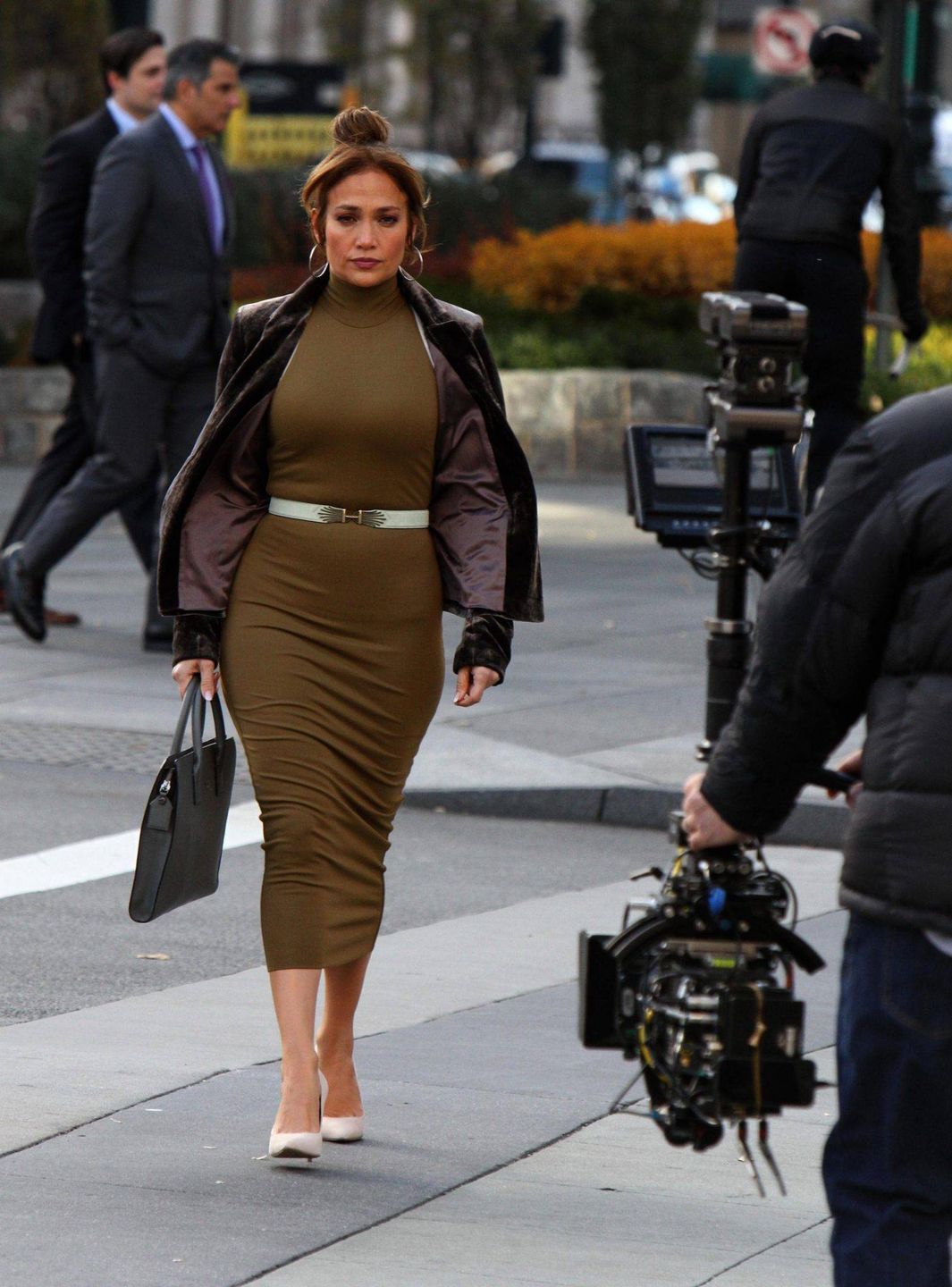 Jennifer Lopez w zwykłych bamboszach i kufajce również zachwyca