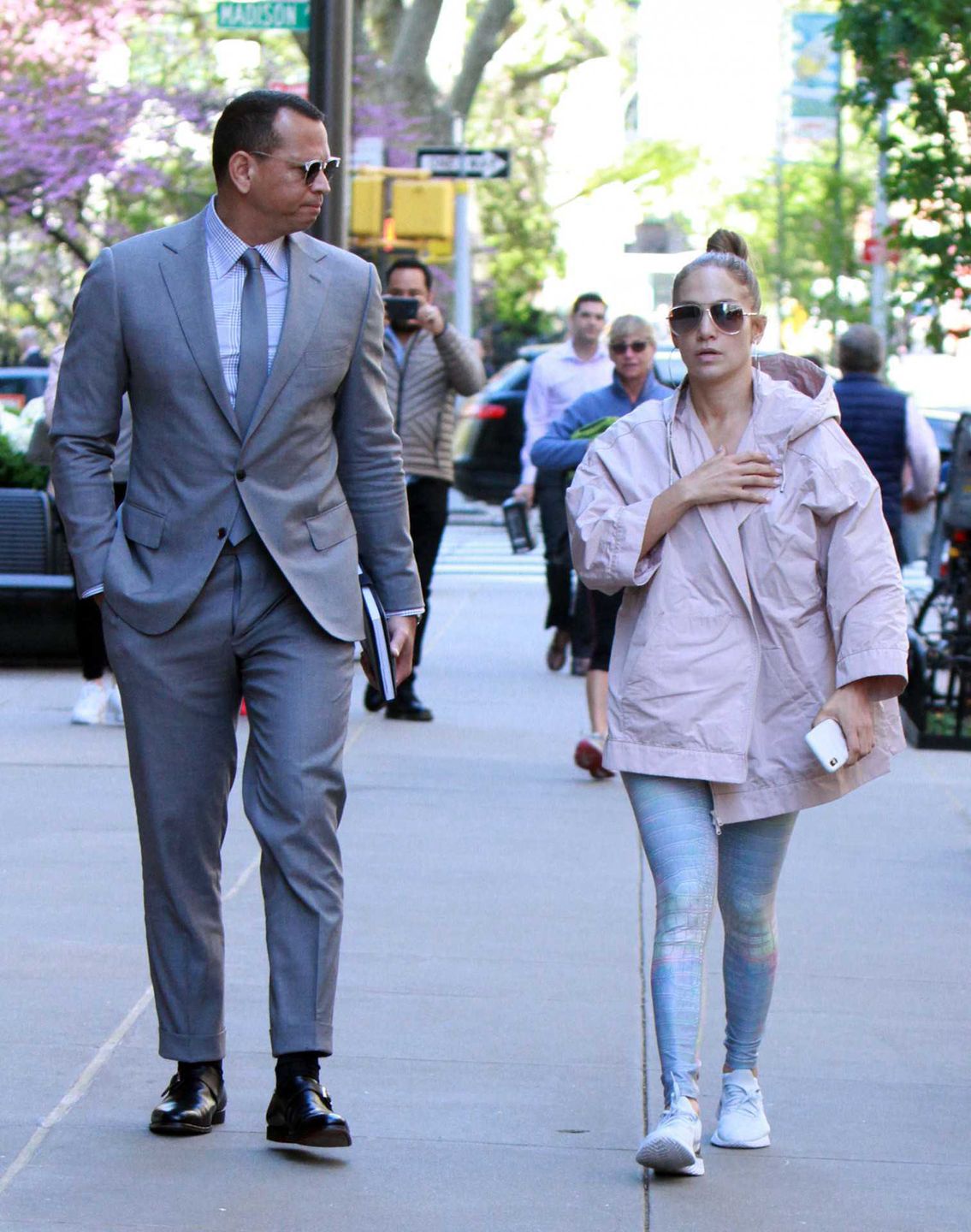 Jennifer Lopez w obcisłych spodniach i Alex Rodriguez w garniturze