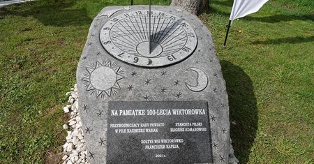 Zegary słoneczne na 100-lecie Wiktorówka