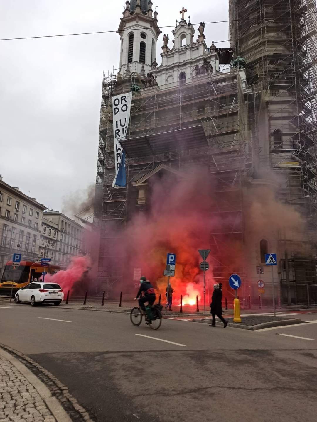 Race i baner przed kościołem w Warszawie