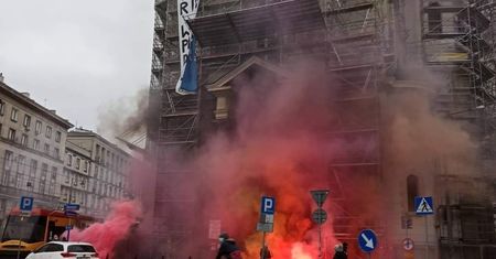 Race i baner przed kościołem w Warszawie