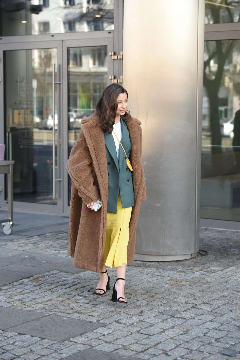 Julia Wieniawa paraduje w futrze i sandałach