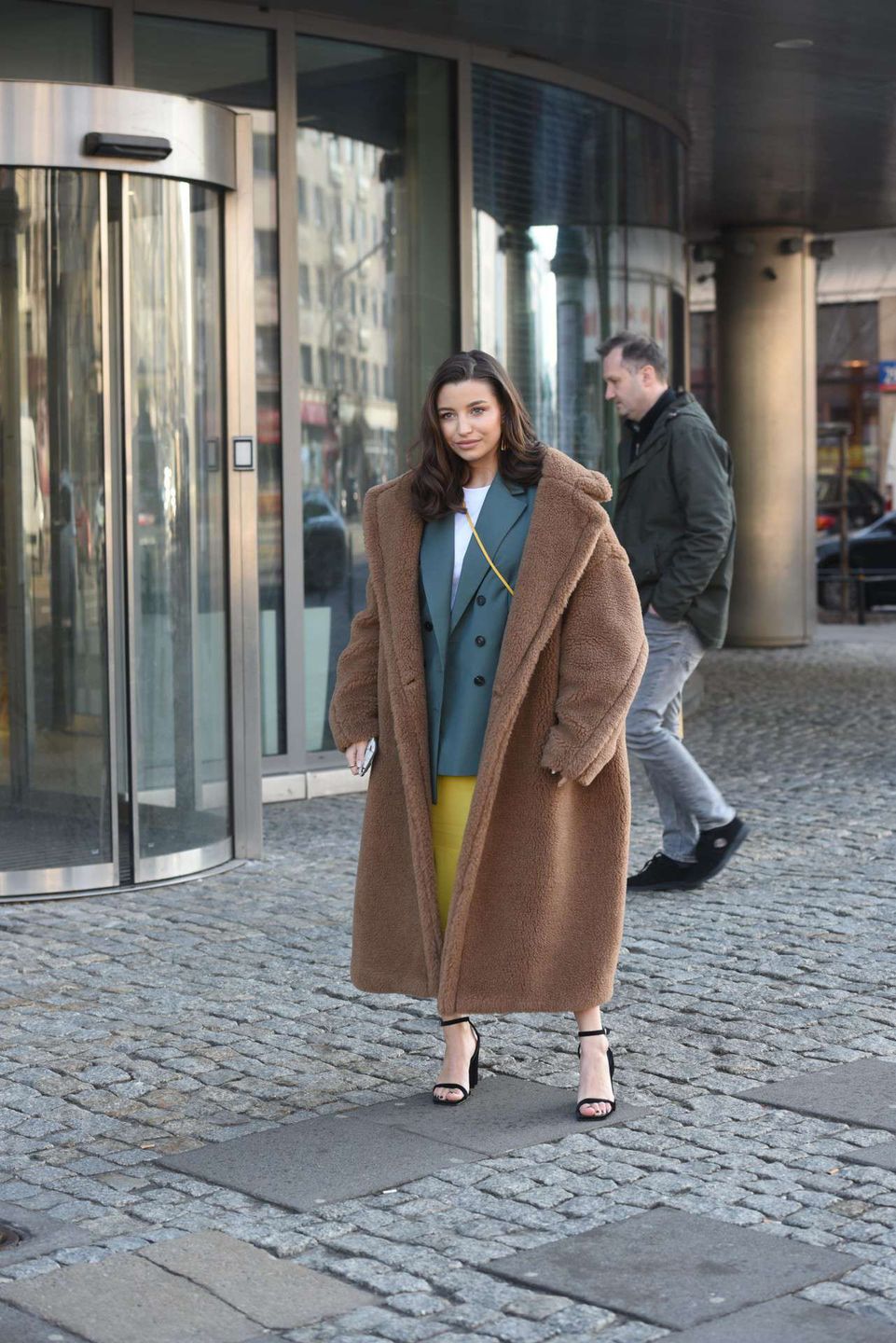 Julia Wieniawa paraduje w futrze i sandałach