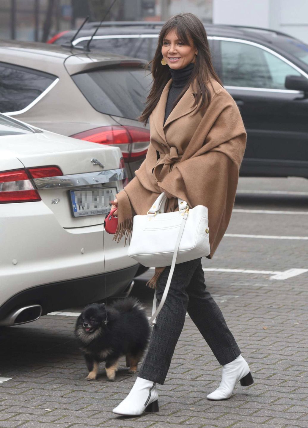 Kinga Rusin w białych botkach