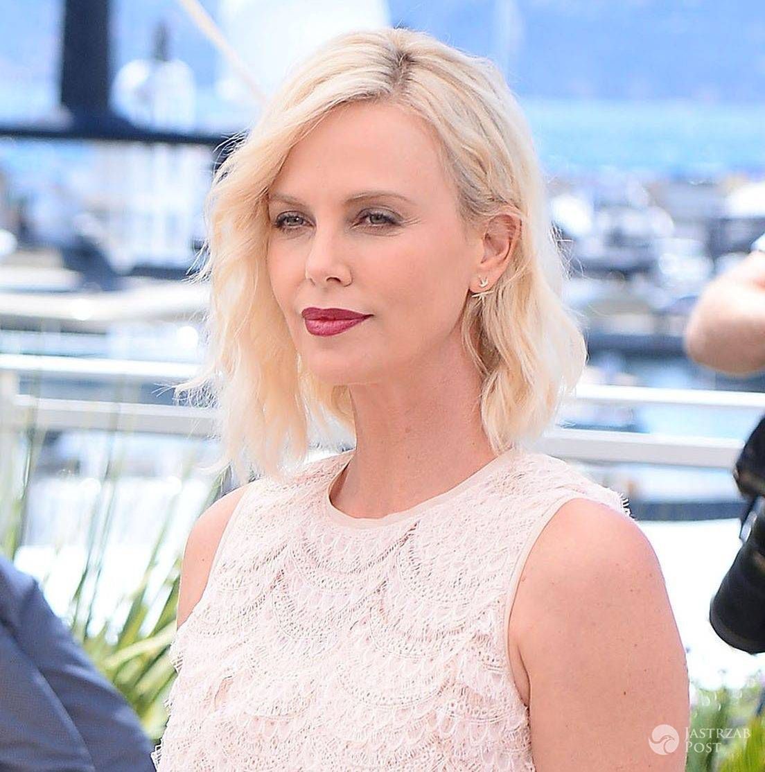 Kreacja: Givenchy. Charlize Theron, gwiazda filmu "The Last Face" na festiwalu w Cannes 2016 (fot. ONS)