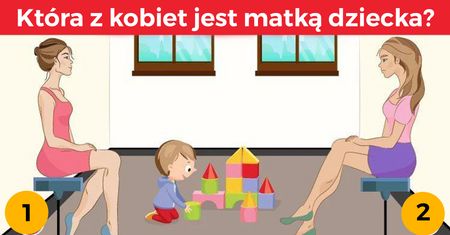 Która z kobiet jest matką bawiącego się dziecka?