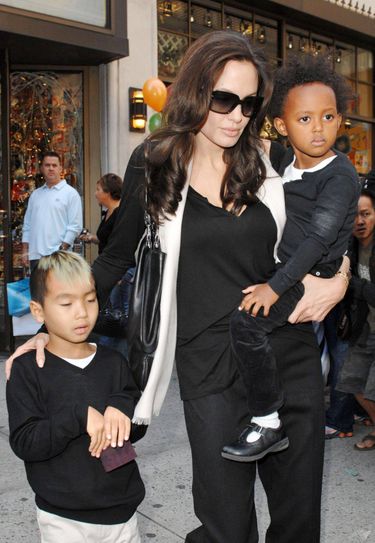 Angelina Jolie z dziećmi

Fot. ONS