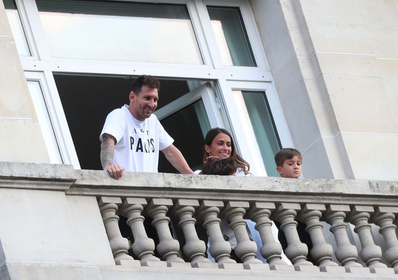 Leo Messi z żoną i dziećmi w Paryżu