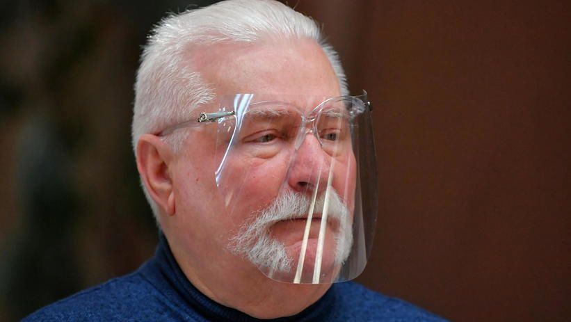 <p>Gdañsk, 07.06.2021. By³y prezydent RP Lech Wa³êsa podczas sk³adania wpisów w ksiêdze kondolencyjnej powiêconej Józefowi Przybylskiemu, wystawionej w Europejskim Centrum Solidarnoci w Gdañsku, 7 bm. Sygnatariusz Porozumieñ Sierpniowych z 1980 r. zmar³ w wieku 78 lat. (aw/doro) PAP/Adam War¿awa</p>