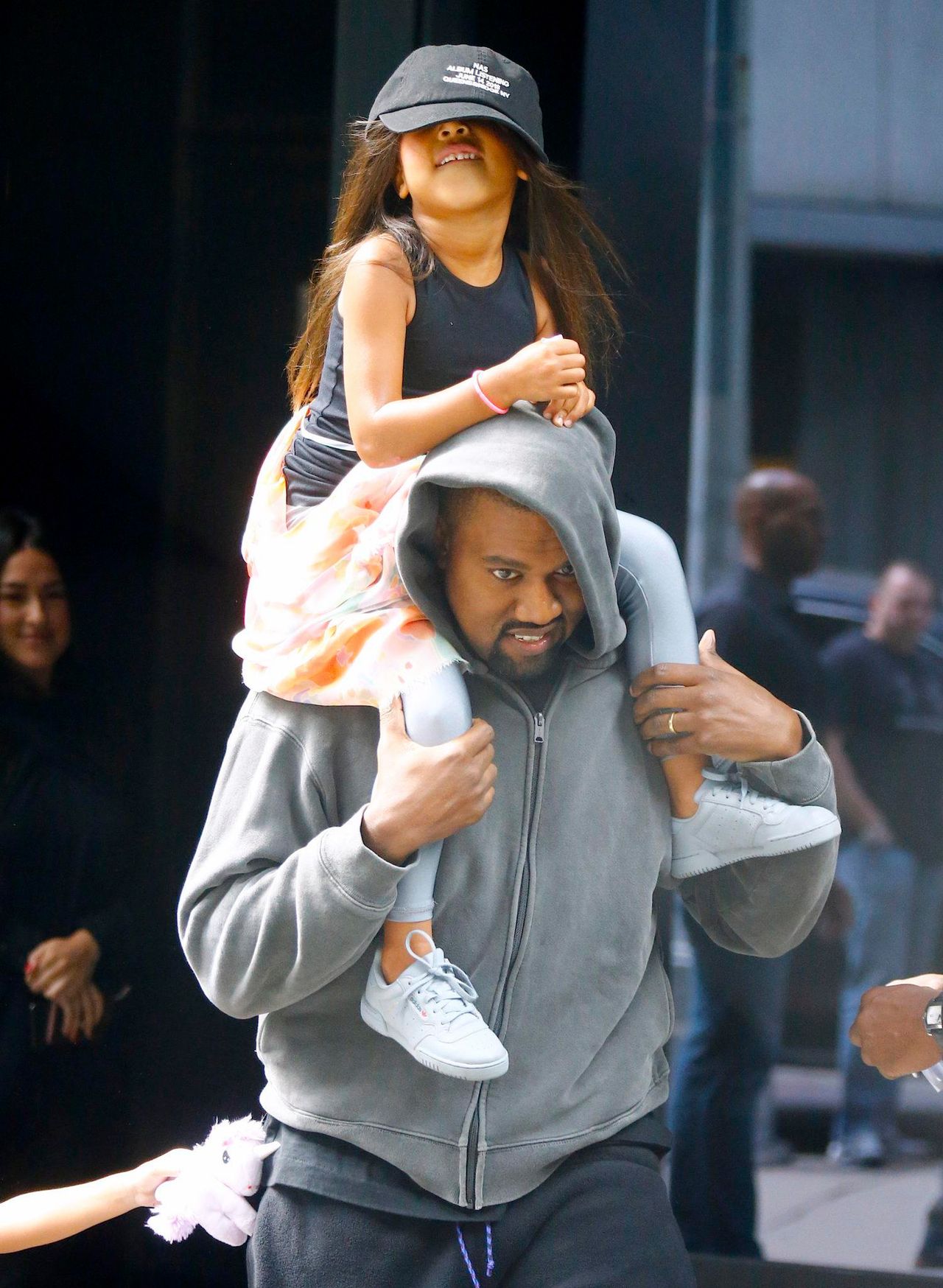 Kim Kardashian i Kanye West z North i Saintem na zakupach