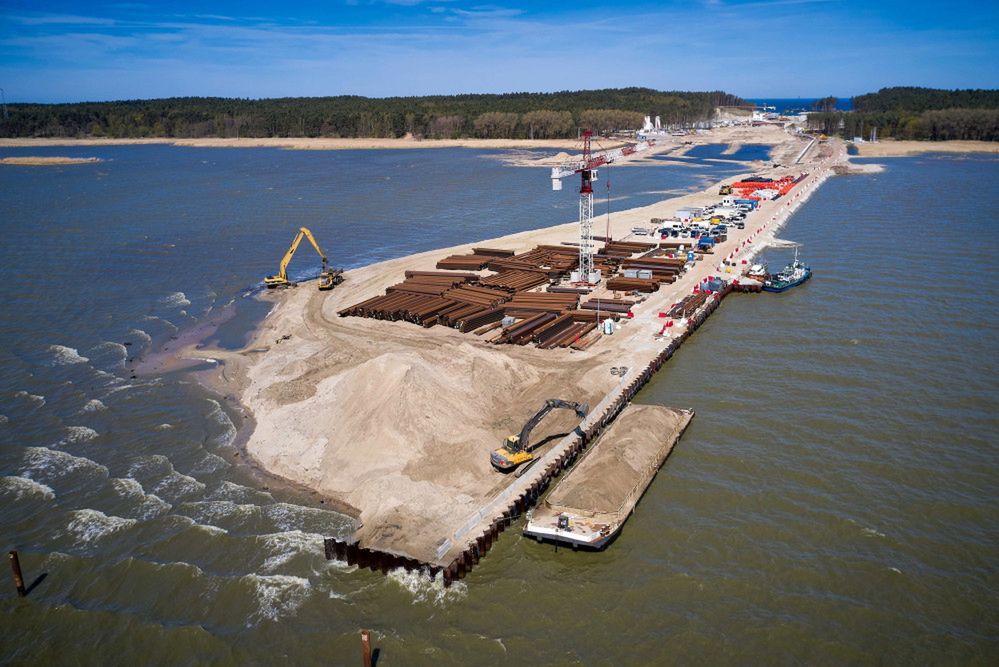 <p>Skowronki, 10.05.2021. Teren budowy kana³u ¿eglugowego na Mierzei Wilanej w miejscowoci Skowronki, 10 bm. Jest to realizacja projektu po³¹czenia drog¹ morsk¹ Zalewu Wilanego z Zatok¹ Gdañsk¹. Ma on na celu skrócenie, pog³êbienie i uproszczenie szlaku morskiego na Ba³tyk. (aw/kf) PAP/Adam War¿awa</p>