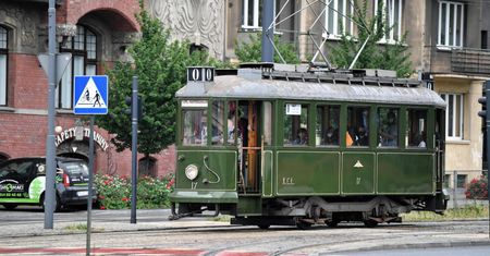Łódź: na trasy turystyczne wyruszyły tramwaj “Sanok” i autobus “Ogórek”