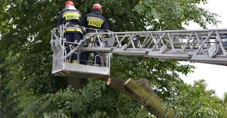 760 akcji związku z usuwaniem skutków burz; 38 tys. odbiorców bez prądu.