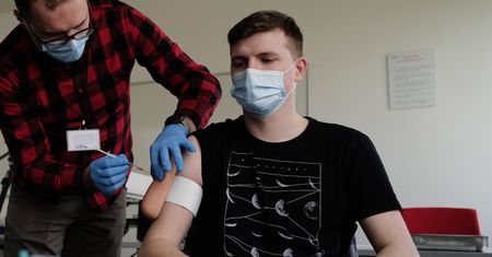 Czy w wakacje 70-80 proc. osób będzie uodpornionych na COVID-19?